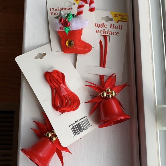 Vintage Christmas treasures! Stocking pin & jingle bell necklaces. - Picture 7 of 7